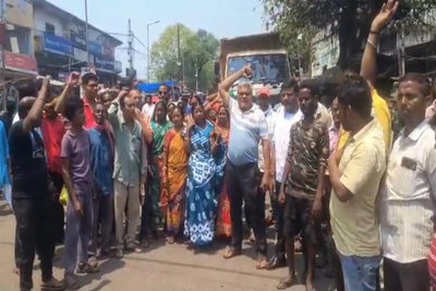 धनबाद :  नुनूडीह में जलजमाव व जर्जर सड़क पर फूटा ग्रामीणों का गुस्सा, माले के नेतृत्व में सड़क जाम