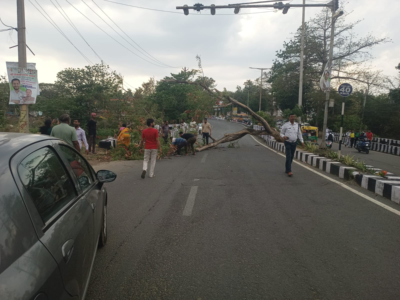 रांची :  डिबडीह पुल के पास तेज हवा से गिरा पेड़,  20 मिनट तक ट्रैफिक रही बाधित