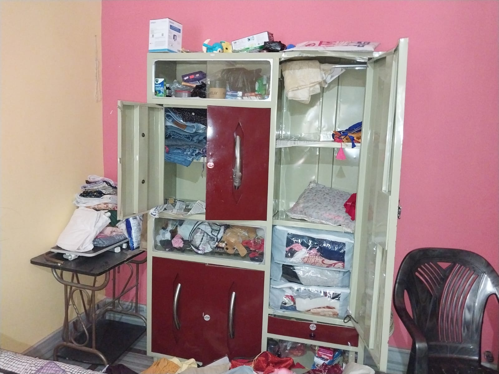 जामताड़ा :  बैंक कर्मी के घर को चोरों ने बनाया निशाना, लाखों के जेवर व सामान पर हाथ साफ