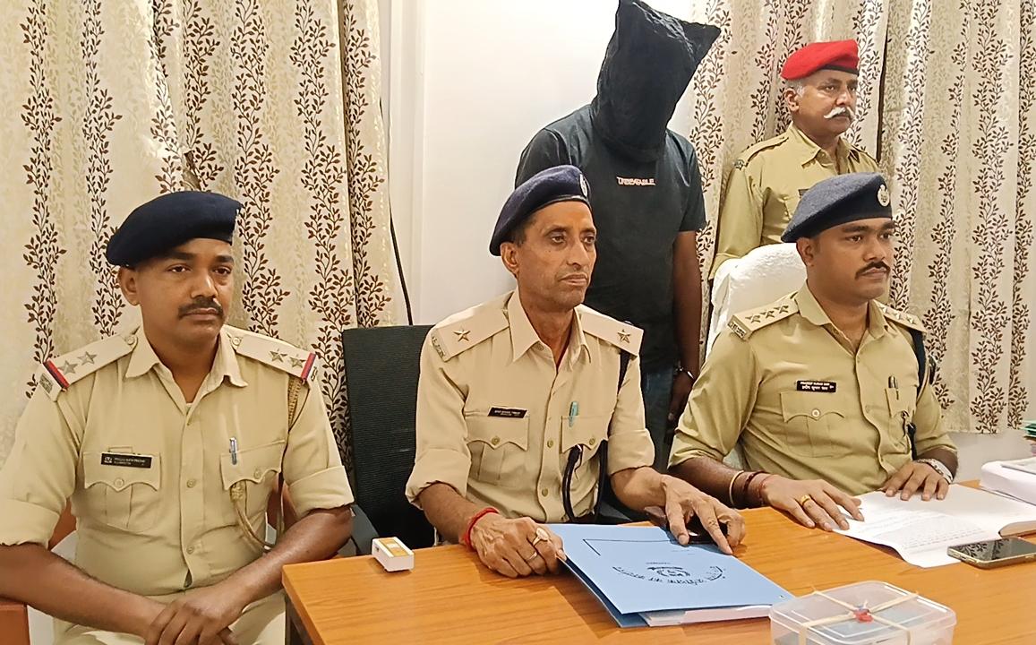 Dhanbad News : साइबर ठगों को बैंक खाते, एटीएम कार्ड व अन्य डिटेल बेचने वाले गिरोह का सदस्य गिरफ्तार