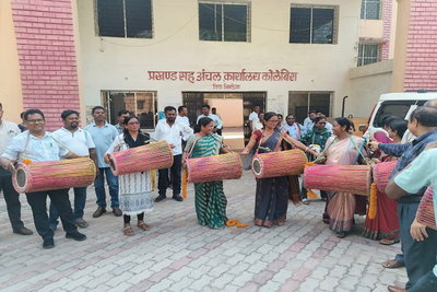 Simdega News: कोलेबिरा में 17 धुमकुड़िया भवनों को मांदर-नगाड़ा वितरित