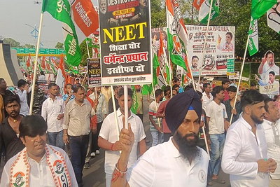Dhanbad News: पेपर लीक, बेरोजगारी और महंगाई के खिलाफ युवा कांग्रेस का आक्रोश मार्च, केंद्र सरकार पर साधा निशाना