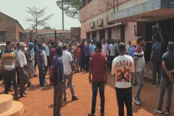 Chaibasa News: बायोमेट्रिक अटेंडेंस के विरोध में श्रमिकों ने किया प्रदर्शन