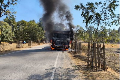 कुटिनता–डांगूवापोषी रोड पर हाईवा में लगी भीषण आग, घंटों बाधित रहा आवागमन