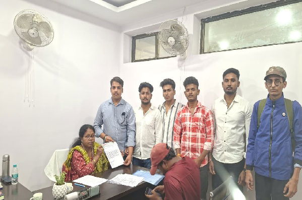 निजी स्कूलों में री-एडमिशन फीस वसूली पर रोक की मांग, आजसू ने रांची डीसी के नाम सौंपा ज्ञापन