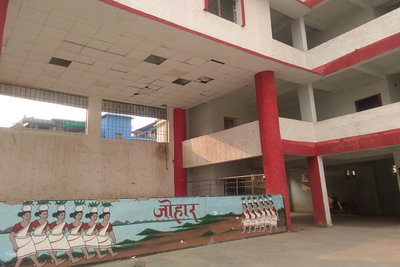 5 करोड़ से बना सिरमटोली 'सरना भवन', उद्घाटन की आस में स्टेज की सीलिंग टूटी