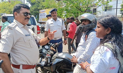 धनबाद :  रणधीर बर्मा चौक वाहन चेकिंग अभियान, कई के कटे चालान, फैंसी नंबर प्लेट पर भी कार्रवाई