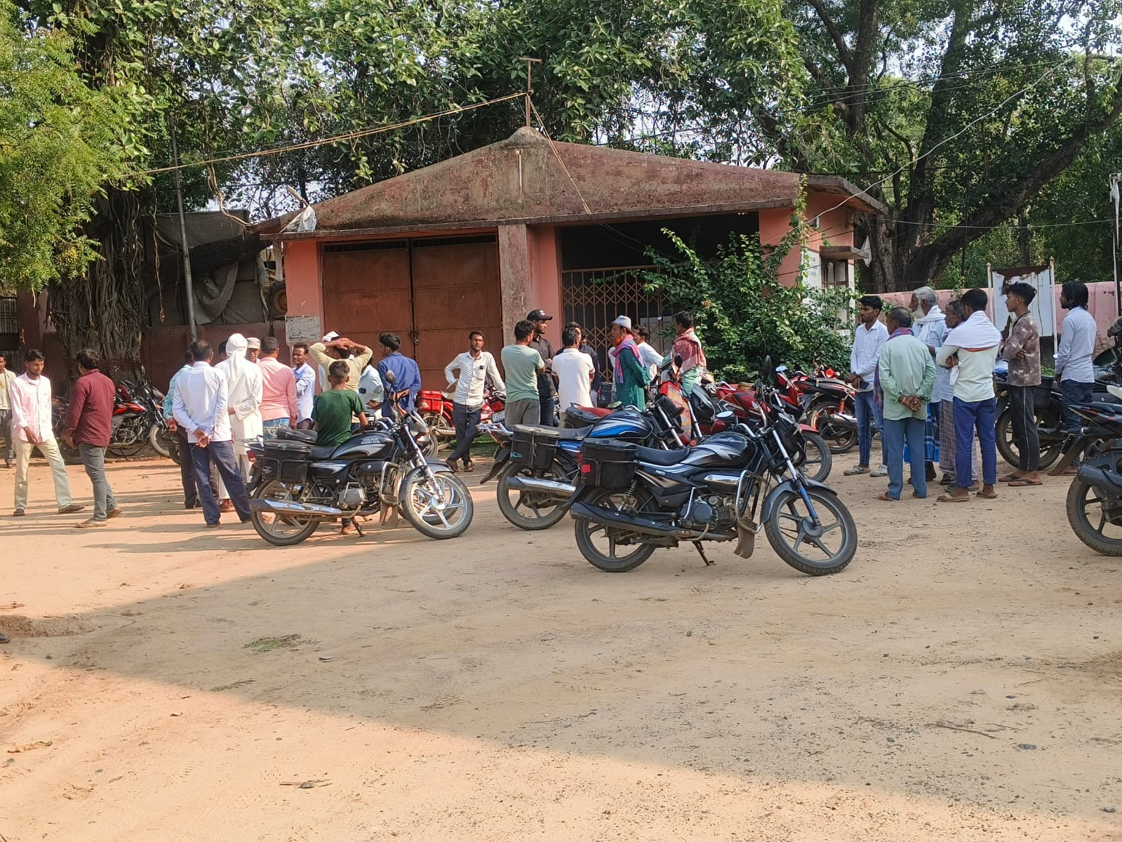 Jamtara News :  बारातियों से भरी बोलेरो पलटी, एक की मौत, तीन गंभीर