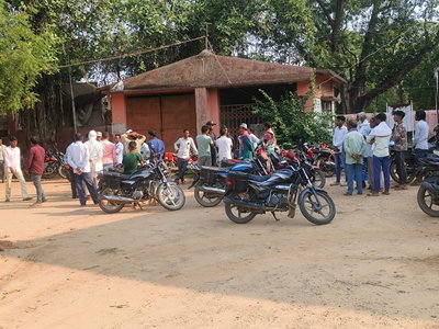 Jamtara News :  बारातियों से भरी बोलेरो पलटी, एक की मौत, तीन गंभीर