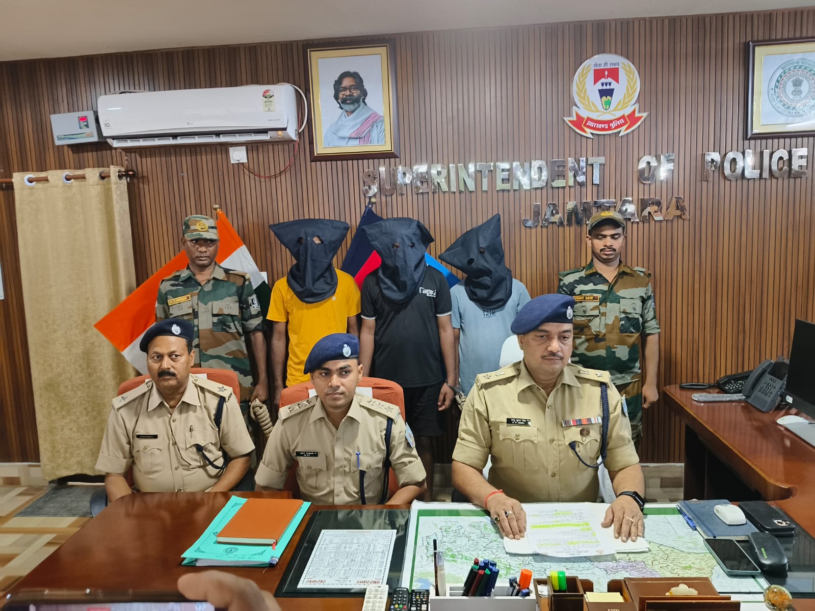 Jamtara News :  बैंक अधिकारी व कस्टमर केयर बन ठगी करने वाले तीन साइबर अपराधी गिरफ्तार