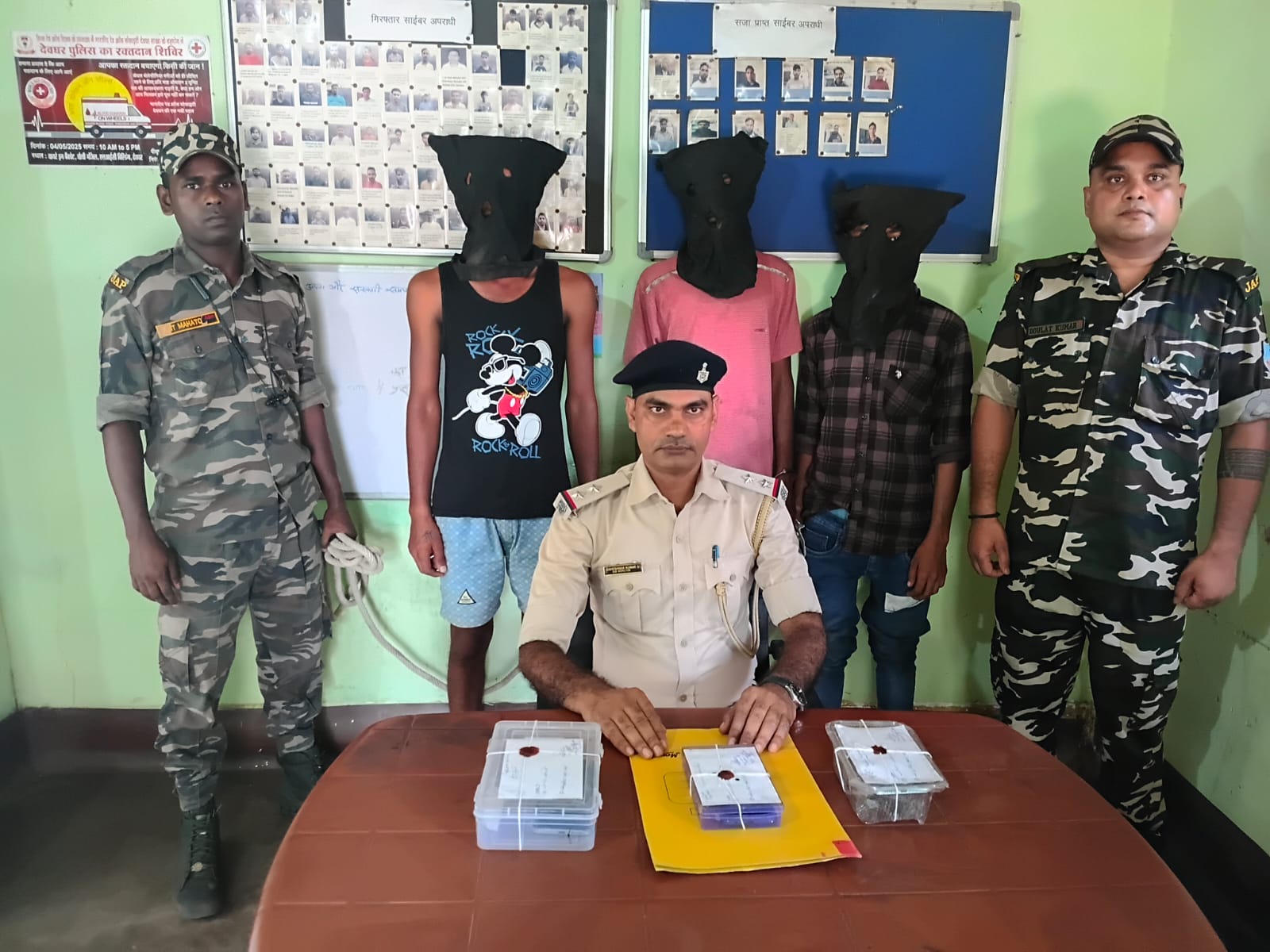 Deoghar News : कस्टमर केयर व सरकारी योजनाओं के नाम पर ठगी करने वाले तीन गिरफ्तार