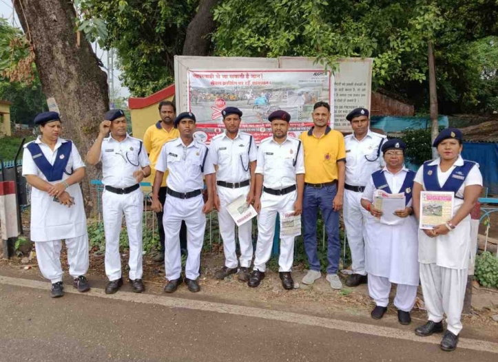 Jamshedpur News: संतोष कुमार की अपील, रेलवे सुरक्षा नियमों का पालन करें व ट्रैक पार करते समय सावधानी बरते