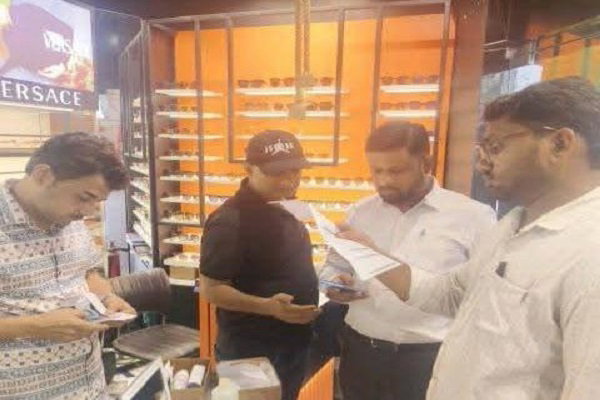 Dhanbad News: प्रभातम मॉल में ट्रेड लाइसेंस की जांच, 17 हजार रुपये जुर्माना वसूला