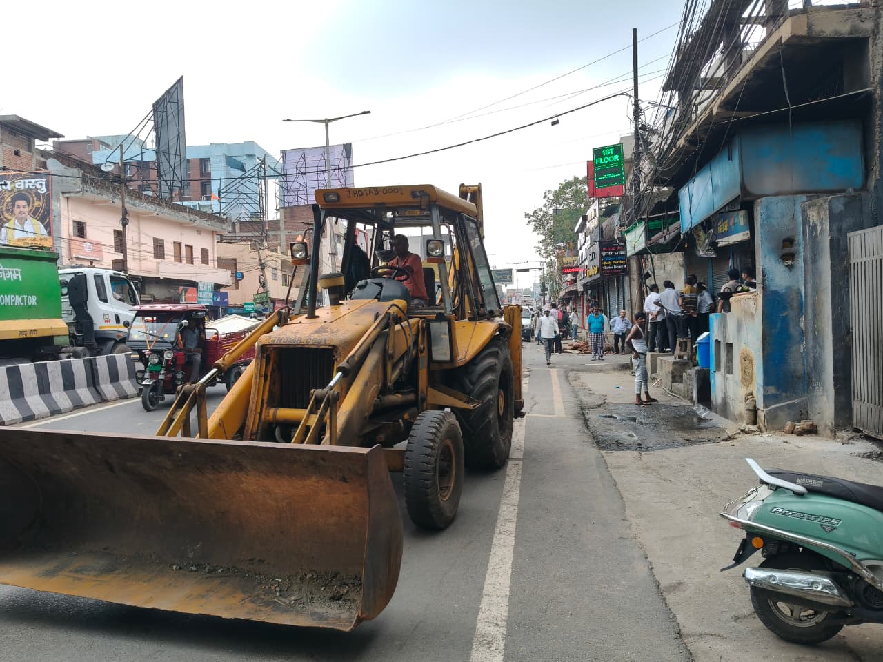 Ranchi News : रातू रोड से हरमू चौक तक चला निगम का बुलडोजर