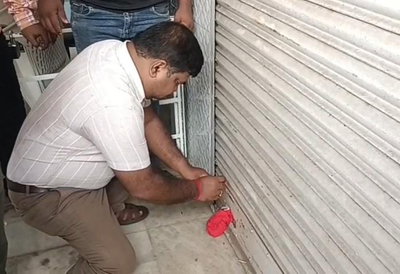 Dhanbad News : SIR फॉर्म भरने के नाम पर अवैध वसूली, वासेपुर का आधार सेंटर सील, संचालक की तलाश जारी