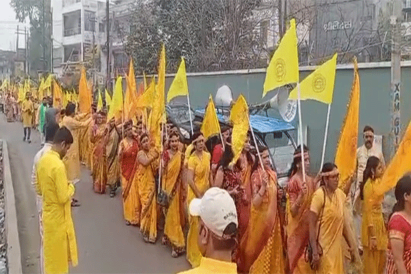 गिरिडीह : मां मथुरासिनी की भव्य शोभा यात्रा निकली, सैकड़ों लोग हुए शामिल