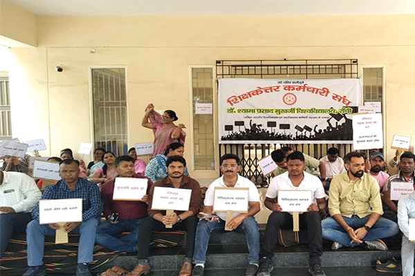 DSPMU का आंदोलन हुआ उग्र, प्रशासनिक कामकाज व मिड-सेम परीक्षाएं प्रभावित