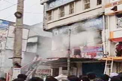 मोतिहारी : तीन मंजिला मकान में लगी आग, 25 लाख का सामान जलकर राख