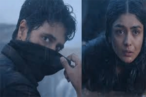 Dacoit X Review: मृणाल-अदिवि की केमेस्ट्री हिट, लेकिन एंडिंग ने बिगाड़ा खेल