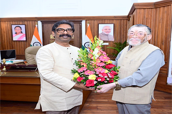 सीएम हेमंत ने राज्यपाल से की मुलाकात, विकास व जनकल्याणकारी योजनाओं पर चर्चा