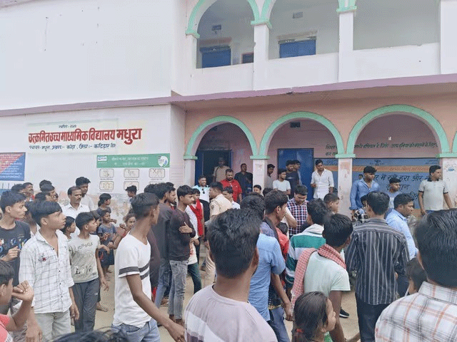 कटिहार :छात्रा के साथ अश्लील हरकत करने पर शिक्षक की बेरहमी से पिटाई, BEO ने दिए जांच के आदेश