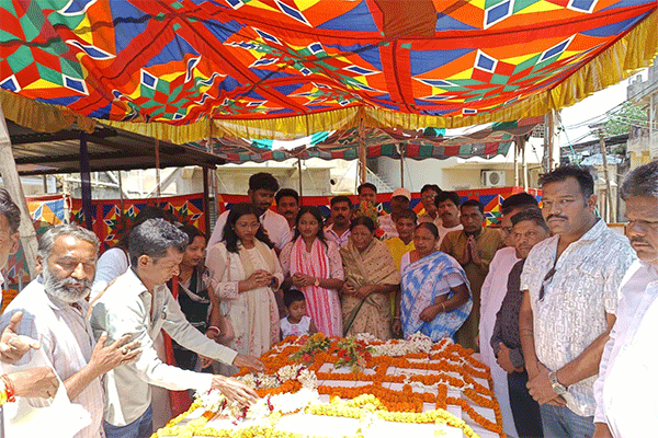 चक्रधरपुर: पूर्व सांसद विजय सिंह सोय के शहादत दिवस पर दी श्रद्धांजली