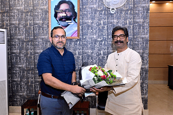 सीएम से मिले सरायकेला-खरसावां के उपायुक्त, छऊ महोत्सव में किया आमंत्रित