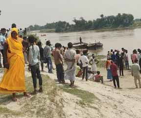 दरभंगा : 13 लोगों को लेकर जा रही नाव कोसी नदी में पलटी, 3 लोग लापता