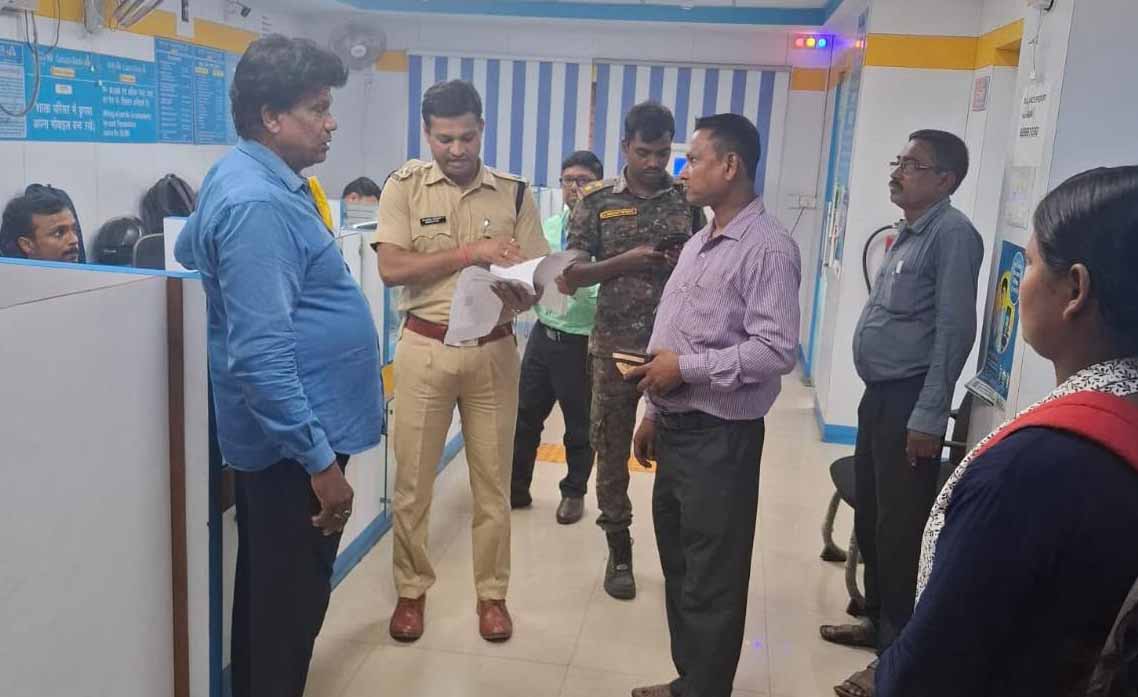 Dhanbad : SSP के निर्देश पर चला सुरक्षा ऑडिट अभियान, बैंक-ज्वेलरी शॉप्स में जांची गई व्यवस्थाएं