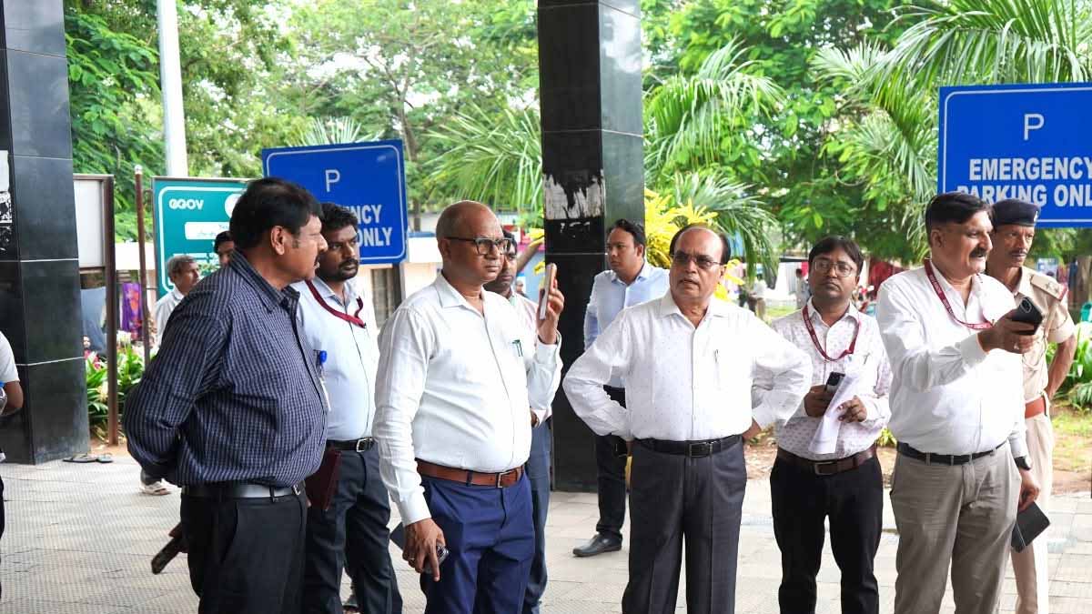 रिम्स में व्यवस्थाओं का जायजा लेने निकले निदेशक, मरीजों की सुविधा बढ़ाने के दिए कई निर्देश
