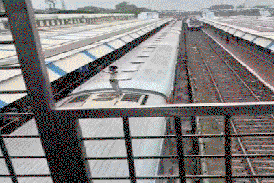 Jamshedpur News : ट्रेन की छत पर चढ़ा युवक, बिजली का झटका लगने से गिरा