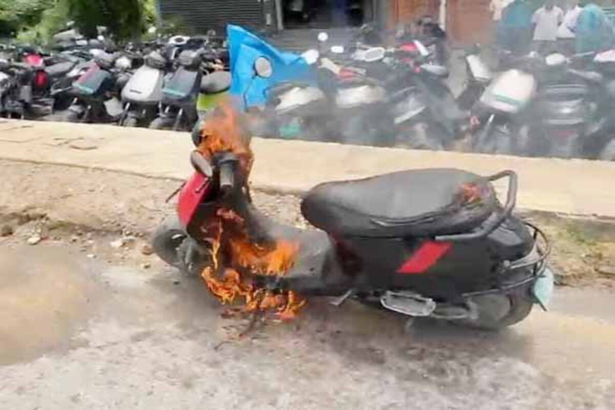 Dhanbad : बार-बार खराब होने से गुस्साए युवक ने स्कूटी में लगा दी आग