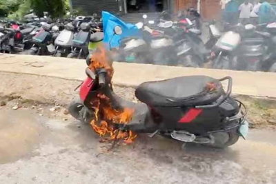 Dhanbad : बार-बार खराब होने से गुस्साए युवक ने स्कूटी में लगा दी आग