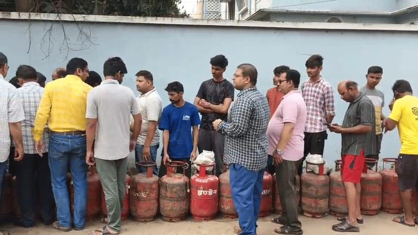 गिरिडीह में घरेलू गैस  सिलेंडर को लेकर अफरा-तफरी, एजेंसियों पर उमड़ी भारी भीड़
