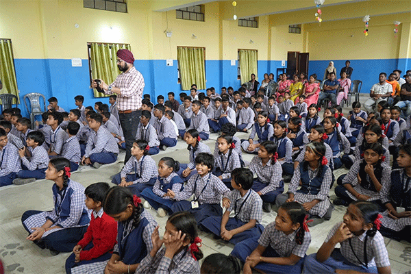 हजारीबाग : 160 दिव्यांग बच्चों को उपायुक्त ने वितरित किए श्रवण यंत्र