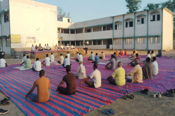 योग को अपने दिनचर्या में शामिल करें: राजीव शरण