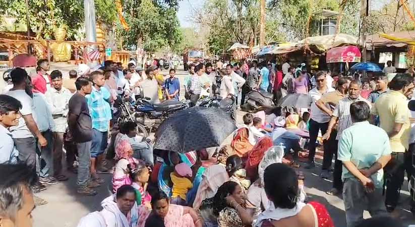 सिमडेगा : सड़क हादसे में बाइक सवार की मौत, आक्रोशित लोगों ने किया सड़क जाम