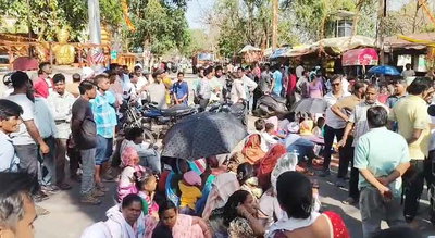 सिमडेगा : सड़क हादसे में बाइक सवार की मौत, आक्रोशित लोगों ने किया सड़क जाम