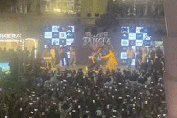 अक्षय कुमार ‘भूत बंगला’ के प्रमोशन के दौरान मॉल में भारी भीड़ , वीडियो वायरल