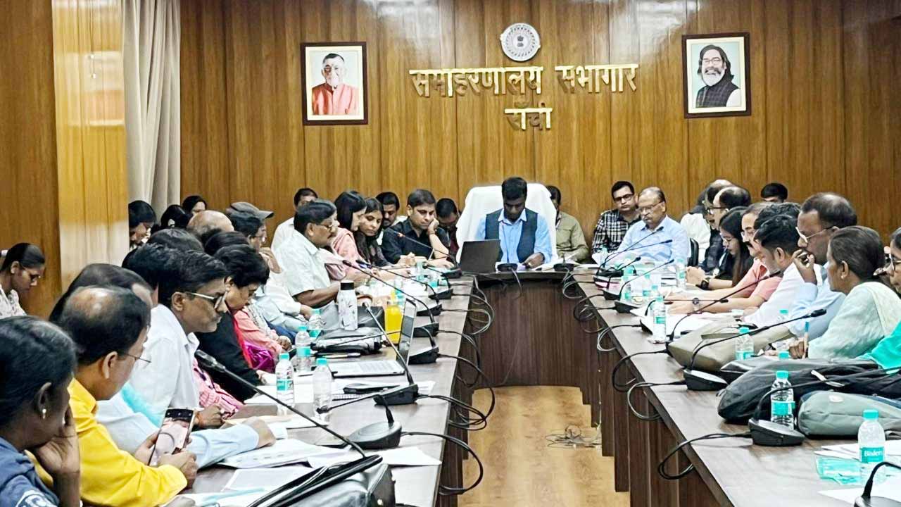 रांची : मांडर व बेड़ो की पर्यवेक्षिकाओं को शो कॉज, वेतन रोकने का आदेश