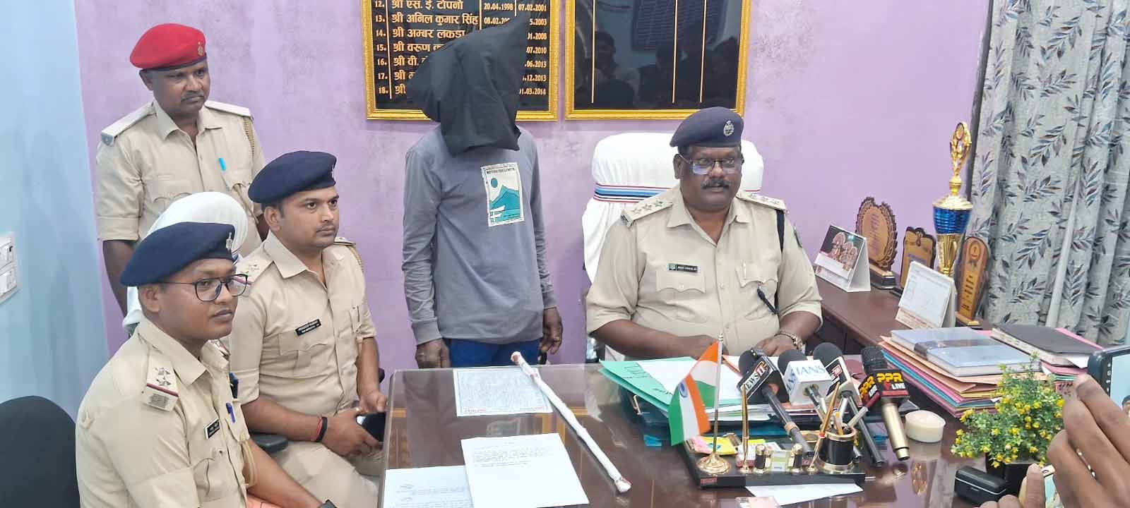 सिमडेगा : मोबाइल छिनतई मामले में दो गिरफ्तार, बाइक व मोबाइल बरामद