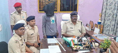 सिमडेगा : मोबाइल छिनतई मामले में दो गिरफ्तार, बाइक व मोबाइल बरामद