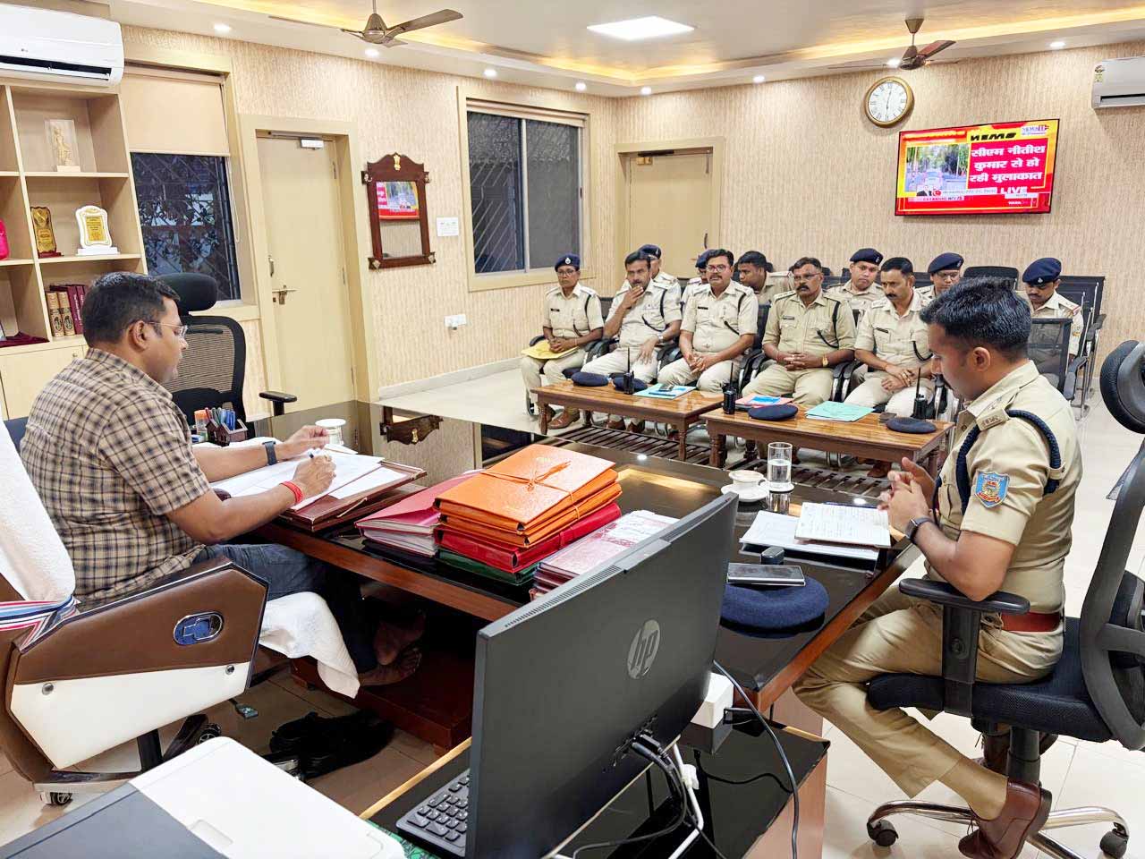 रांची : यातायात व्यवस्था को सुगम बनाने को ले बैठक, ड्यूटी पर फोन चलाने पर होगी कार्रवाई