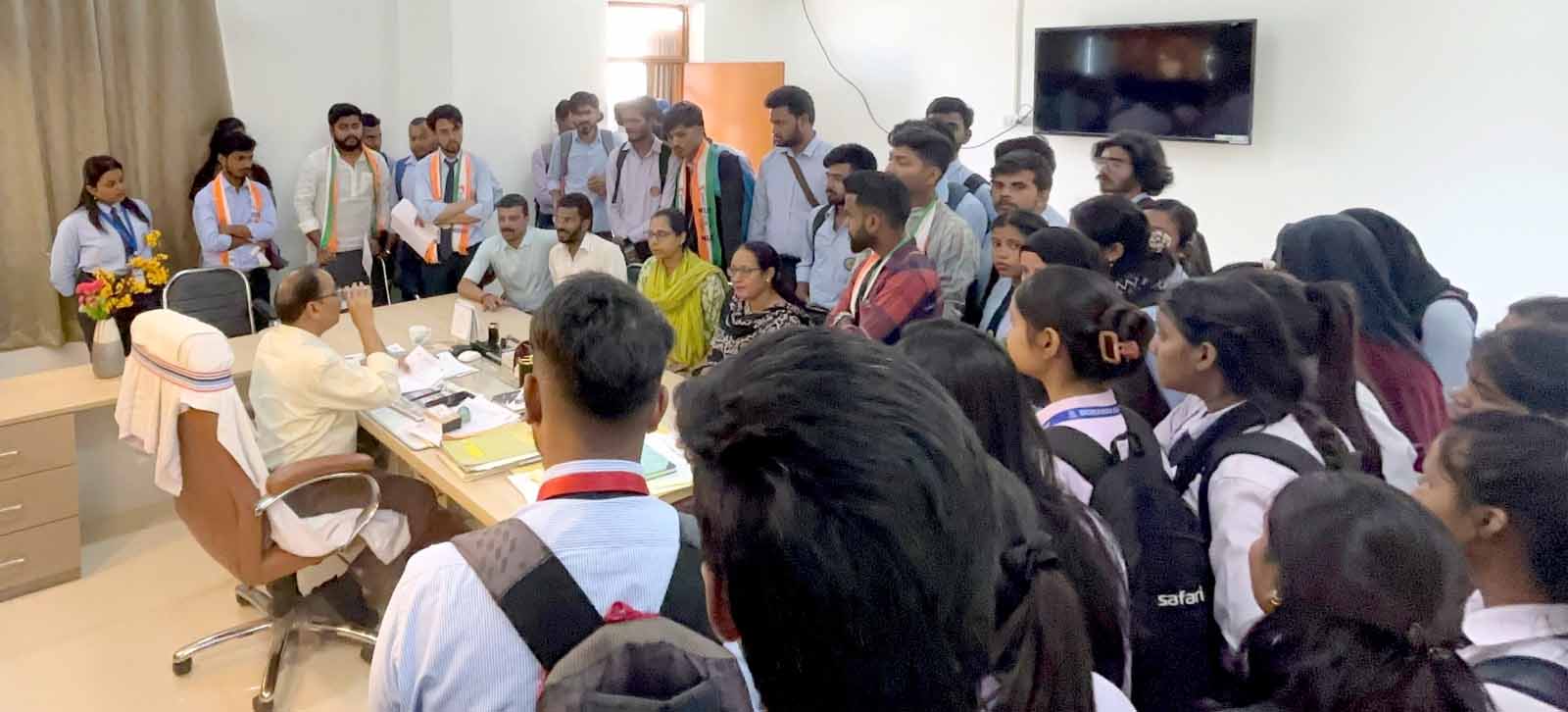 NSUI का जोरदार प्रदर्शन: अपनी मांगों को लेकर डोरंडा कॉलेज के प्राचार्य का किया घेराव