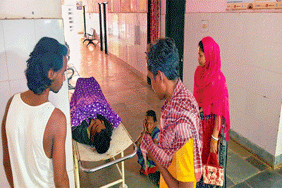 Chaibasa News : बारातियों से भरी टाटा मैजिक खेत में गिरी, 2 की मौत, 6 घायल