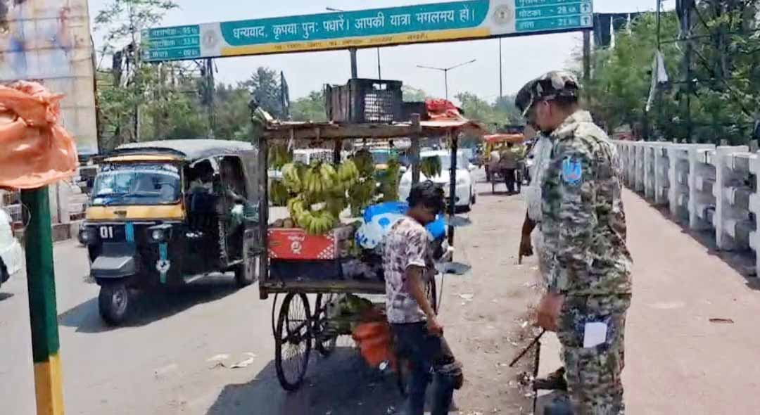 Adityapur News : निगम की कार्रवाई बेअसर, हटते ही फिर लौट आता है अतिक्रमण