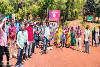 Chaibasa News : गुवा सेल खदान में स्थानीय रोजगार की मांग को लेकर चक्का जाम
