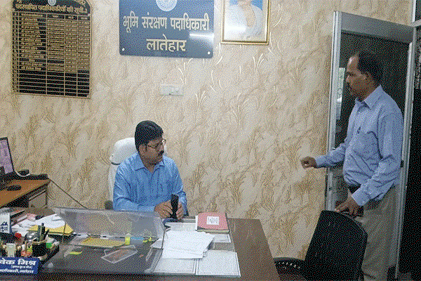 Latehar News : डीसी ने कई सरकारी कार्यालयों का किया औचक निरीक्षण, दिए कई निर्देश