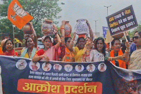 Dhanbad News :  बिजली-पानी संकट को लेकर BJP का हल्ला बोल, महिलाओं ने फोड़े खाली घड़े