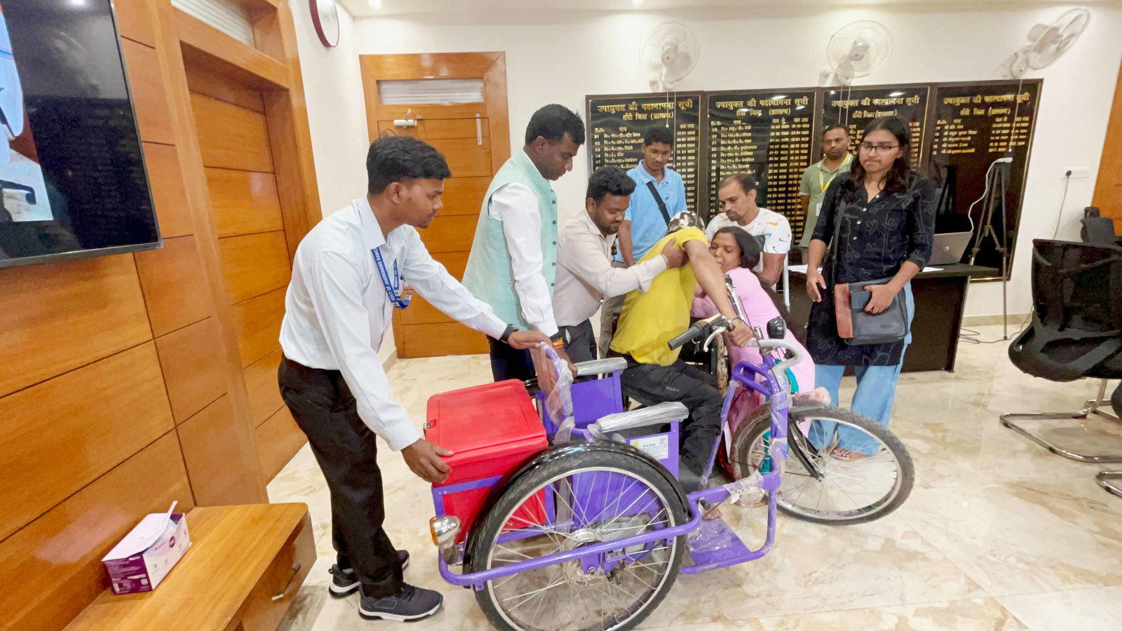 Ranchi News : डीसी की जनता दरबार में दिव्यांग युवक को मिली इलेक्ट्रिक ट्राईसाइकिल